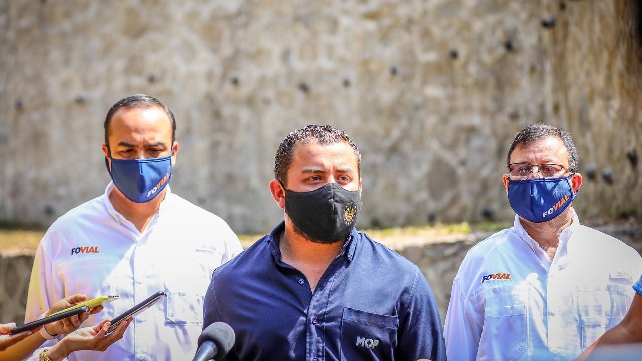 Ministro Herrera: Eliminamos la cárcava que amenazaba con socavar los dos carriles hacia el centro turístico de Apulo ministro-herrera-eliminamos-la-carcava-que-amenazaba-con-socavar-los-dos-carriles-hacia-el-centro-turistico-de-apulo